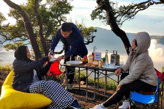 1 Day - Bromo Sunrise Romantic Breakfast // 00.30 - 13.00 - The crater and Poten Temple