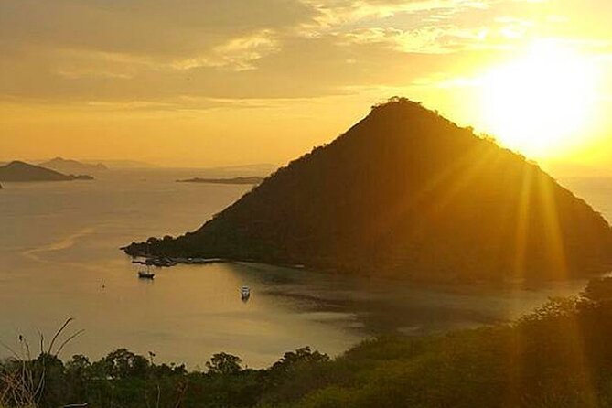 1 Day Labuan Bajo Cunca Wulang, Rangko cave & Sylvia Hills - Mirror Cave: sunlight used as a natural spotlight