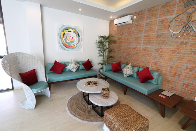 2-Hours Bali Relaxing Massage Package - Stop 1: the foot wash and treatment preparation