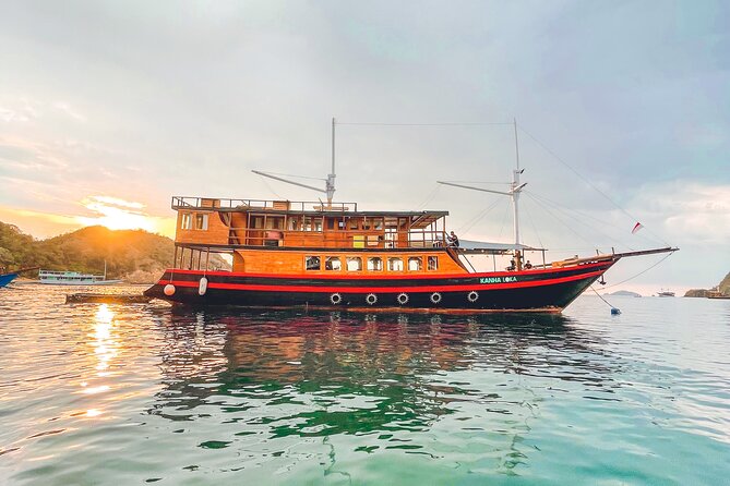 3 Days Deluxe Boat Private Cabin Sailing Trip in Komodo Island - Day 1: Kelor, Manjarite, and the bats of Kalong