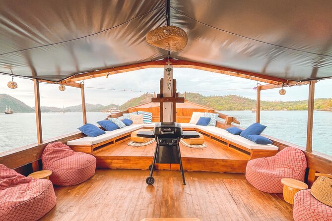 3 Days Deluxe Boat Private Cabin Sailing Trip in Komodo Island - Meals, drinks, photos, and the strongest service points