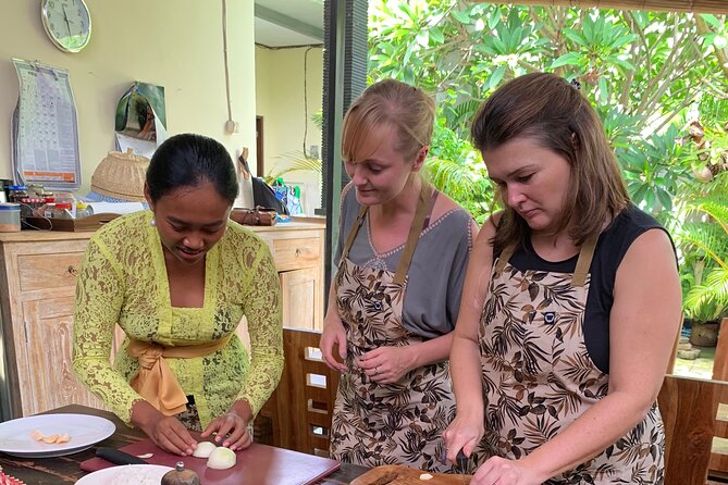 5 Star Private Cooking Class Experience in Bali, Lunch Included - Arriving at Novi’s covered outdoor kitchen in Sanur