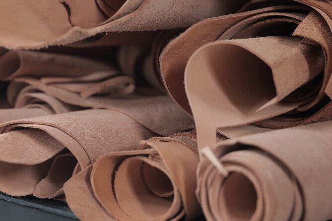 Bali Leather Craft Workshop - 6 hours ( canggu / seminyak) - Smoothing Edges and Adding the Final Hardware