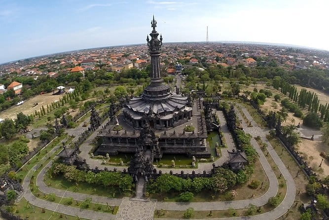 Bali Lempuyang Temple with Blue Lagoon Snorkeling - Lunch by the beach keeps the day practical