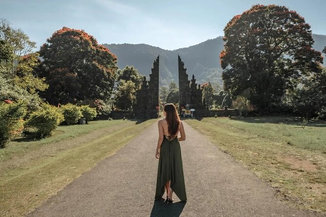 Bali Private Tour: Handara Iconic Gate, Watefall and Temple - Ulun Danu Beratan: the calm center of the itinerary