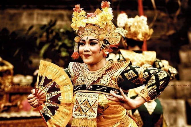 Bali Private Tour: Waterfall, Monkey forest and Tanah lot sunset - One hour among the monkeys in central Ubud