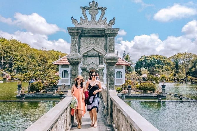 Bali Private Tour: Waterfall, Monkey forest and Tanah lot sunset - Ubud Royal Palace and the traditional art market