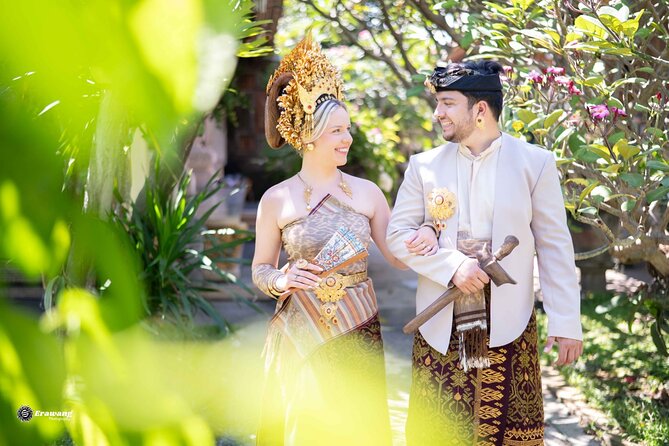 Bali Professional Photoshoot in Traditional Dress Outfit - How the photographer helps you pose
