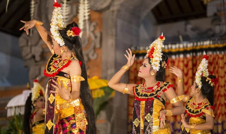 Bali: Ubud Palace Legong Dance Show Ticket - The outdoor setting, with its limits