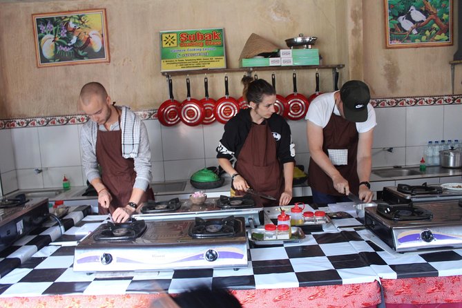 Balinese Ubud cooking school (9 Dish Cooking and Market Tour) - From Ubud Palace to the morning market