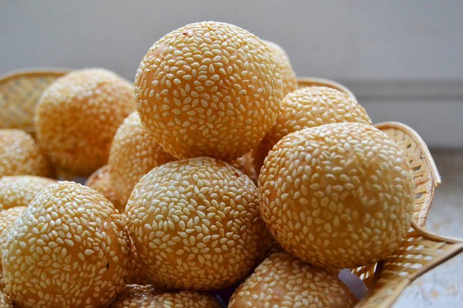 Batam Amazing Day Tour (include Lunch) - Tua Pek Kong Temple, onde onde, and fresh coconut