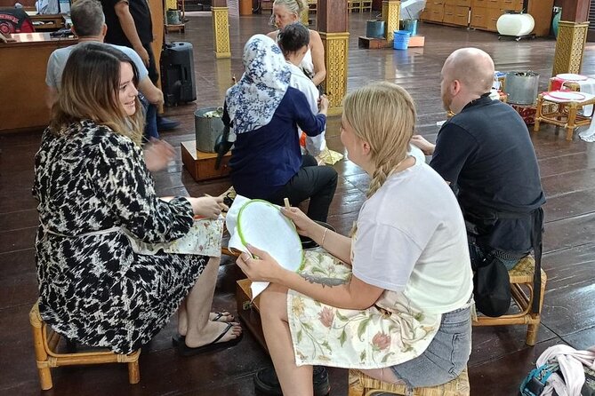 Batik Heritage Introduction Class with Lunch & Souvenir - Wax, dye, and a souvenir you made yourself