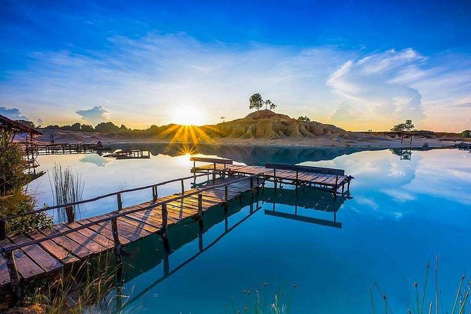 Bintan Sand Dunes & Blue Lakes Tour with Lunch - Seafood lunch at a kelong restaurant