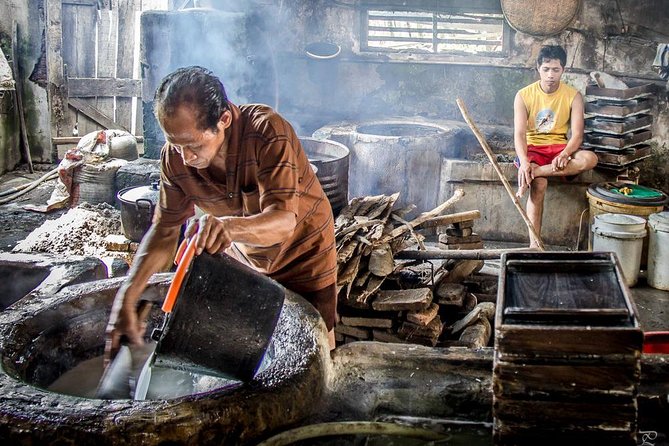 Borobudur: Village Tour with Pottery and Tofu Making - Gerabah Klipoh: getting your hands into the clay
