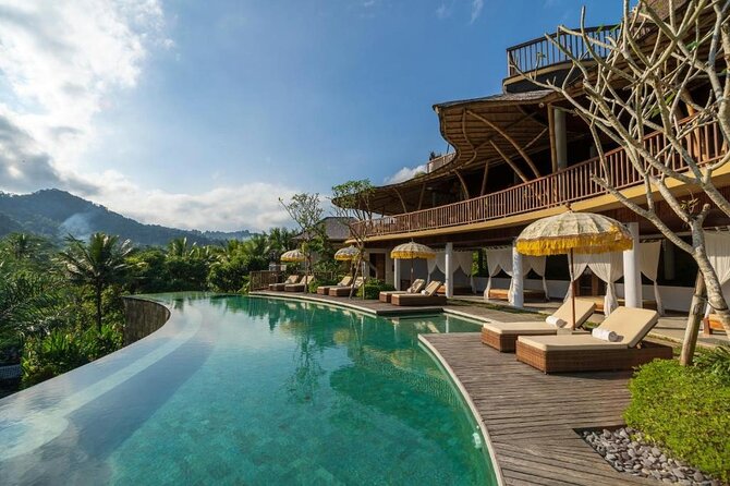 East Bali Tour: Gate of Heaven, Water Palace, Sleeping Gajah - The private car is more important than it sounds