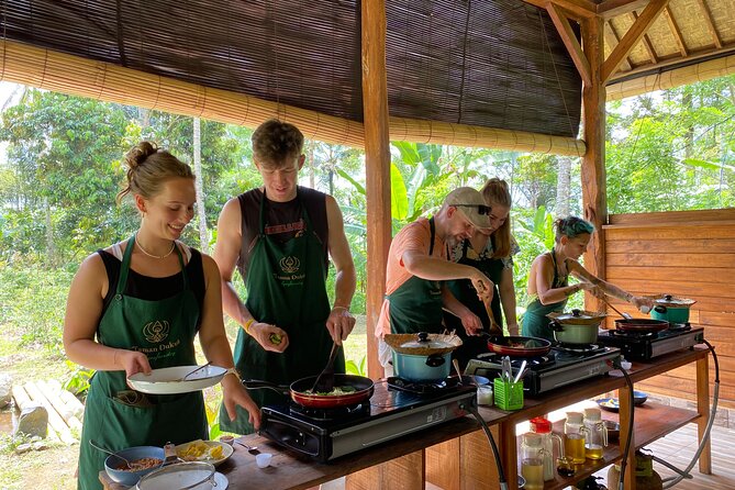 From Ubud: Authentic Bali Farm Cooking School & Organic Farm - The morning market adds useful context