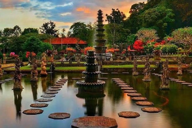 Heaven Gate (Lempuyang) - Tirta Gangga - FREE WIFI - Who will enjoy this private Bali day?