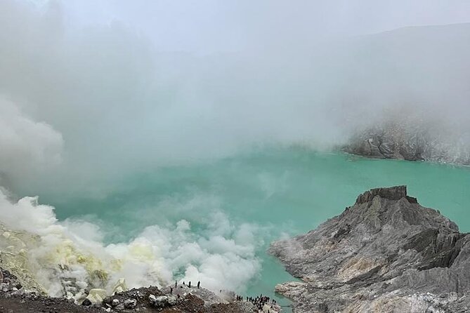Ijen Crater Tour - Seeing the blue fire safely