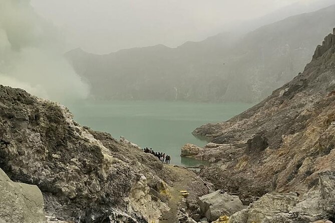 Ijen Crater Tour - The turquoise acidic lake from above