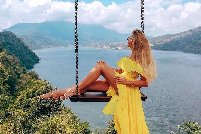 Instagram Tour in Bali: The Most Beautiful Spots - Looking over the lake at Wanagiri Hidden Hills