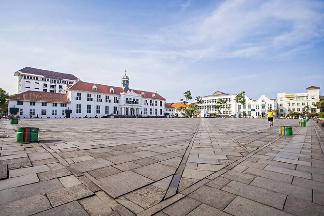 Jakarta Full-Day Highlights Tour with Transfer - Istiqlal Mosque and Jakarta Cathedral show a striking pairing