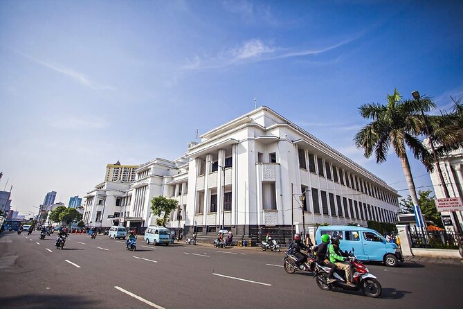 Jakarta Full-Day Highlights Tour with Transfer - Monas and Merdeka Square set the national scene