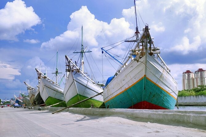 Jakarta Half-Day Highlights Tour - Istiqlal Mosque and Jakarta Cathedral across the street