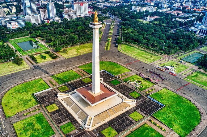 Jakarta Highlight Places with Multilingual Guide - Monas: Jakarta’s independence symbol in 90 minutes