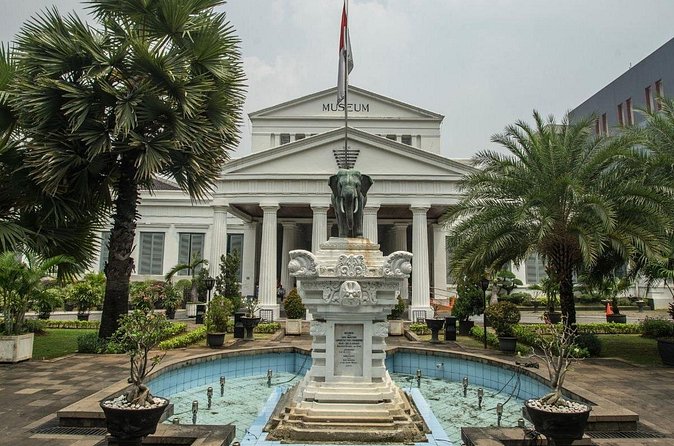 Jakarta: Miniature Park, National Museum & Traditional House Tour - Jalan Surabaya brings a change of pace