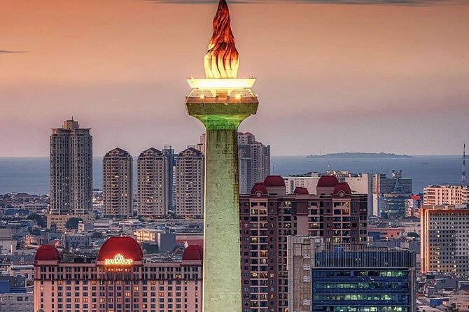 Jakarta Night Tour with Dinner at Café or Food street - Why a private night tour works well in Jakarta