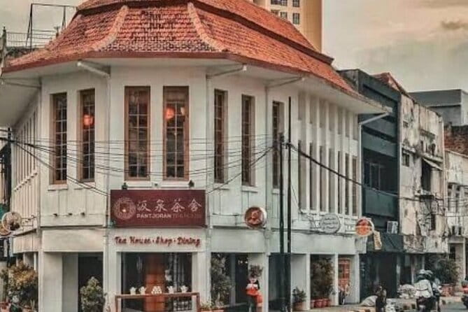Jakarta Walking Tour with Public Transportation Visiting Sites - What makes this Jakarta tour worth considering