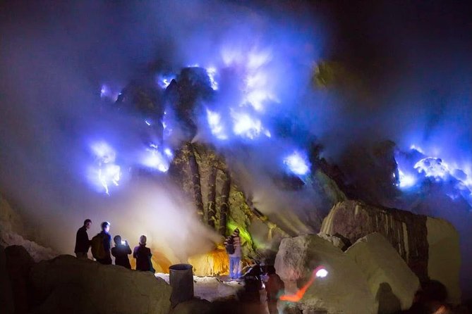 Kawah Ijen Midnight Tour (1 Day) - Walking into the dark at Ijen Crater