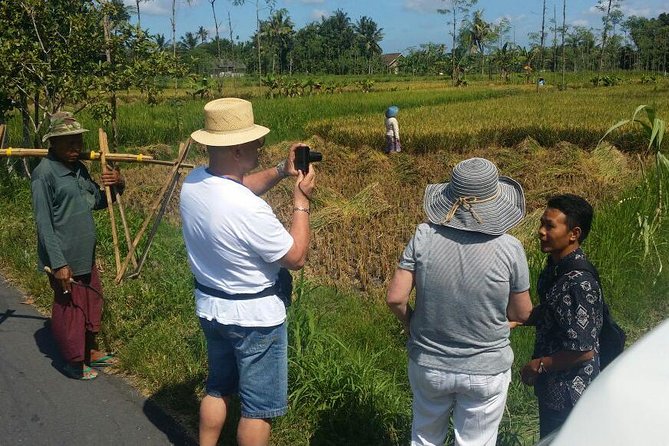 Lombok Private Sasak Tour (Culture & Beaches) - Sukarara: seeing Lombok’s cloth made by hand