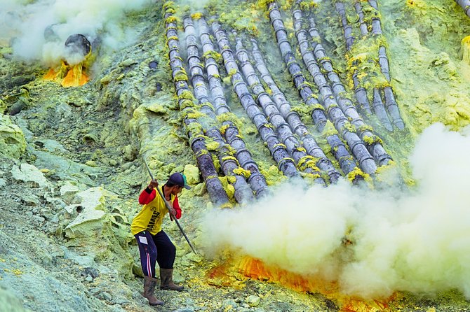 Mount Ijen Blue Flame Tour from Bali - The turquoise lake at 6am