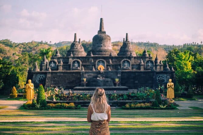 North Bali highlights: Buddhist temple, Waterfall & hot spring - What the private guide adds to the day