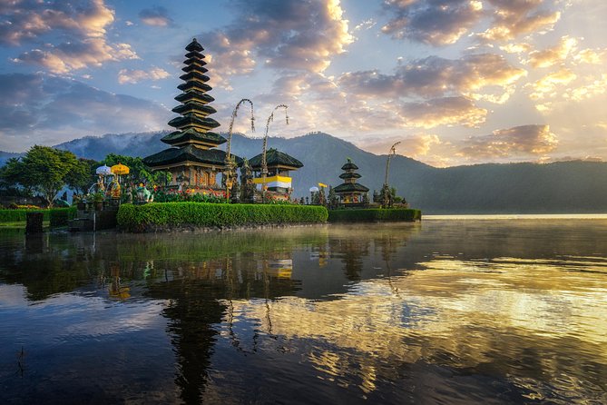 North Bali: Sekumpul Waterfalls and Ulun Danu Temple Tour - Ulun Danu Beratan and the famous floating shrines
