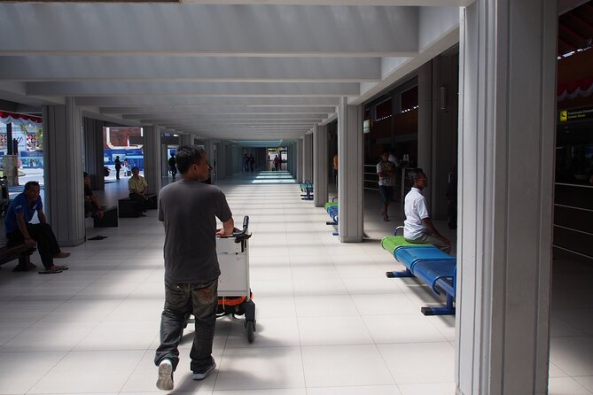 Private Arrival Transfer: Bali Airport to Ubud Area - The private minivan and luggage setup