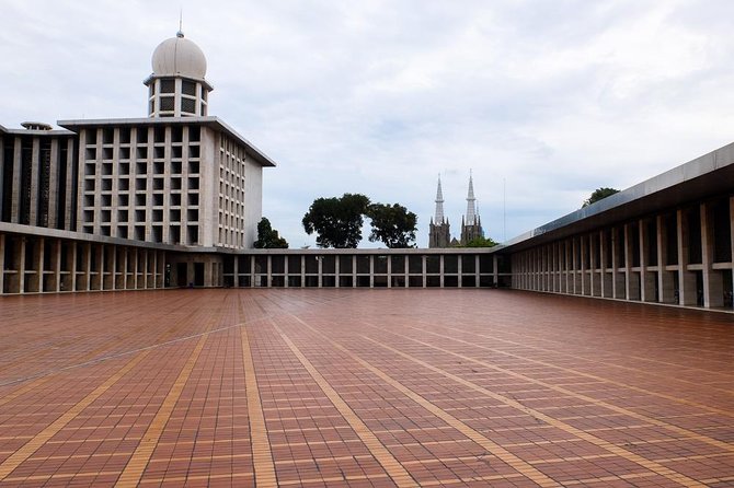 Private FullDay Jakarta Wonderfull Tour with Lunch & Souvenir - Jakarta Cathedral and Istiqlal Mosque