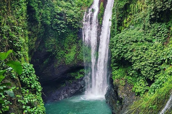 Private Munduk Waterfalls Trekking Tour - Meeting people in a traditional Balinese village