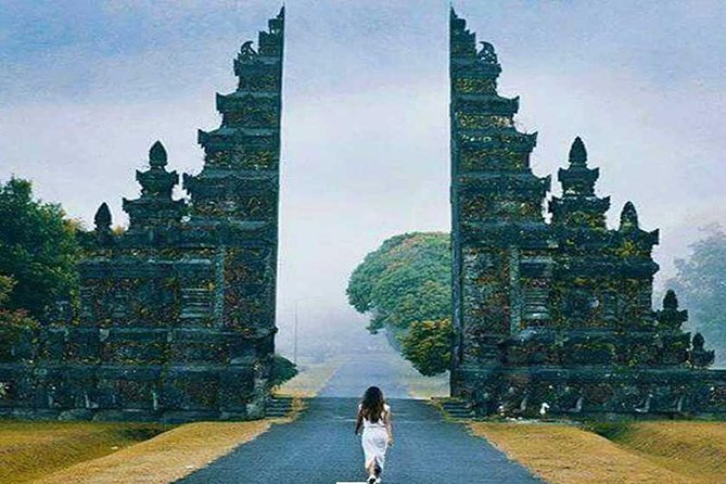 Private Tour: Ulun Danu Temple-Handara Gate-Wana Giri Hill&Tanah Lot Sunset - Wanagiri Hill trades temple detail for lake views