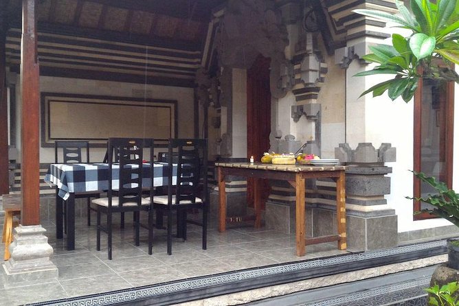 PRIVATE Ubud Market Tour & Balinese Cooking Class with Putu - Sharing lunch with three generations