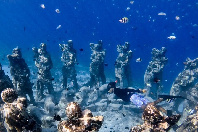 Snorkeling with turtle and statue in Gilis - Getting set up with gear and a glass-bottom boat