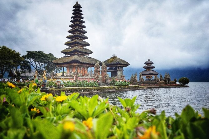 Tanah Lot Tour: Discover Bali’s Iconic Temple and Stunning Views - Tanah Lot Temple: Bali’s Famous Sea Shrine