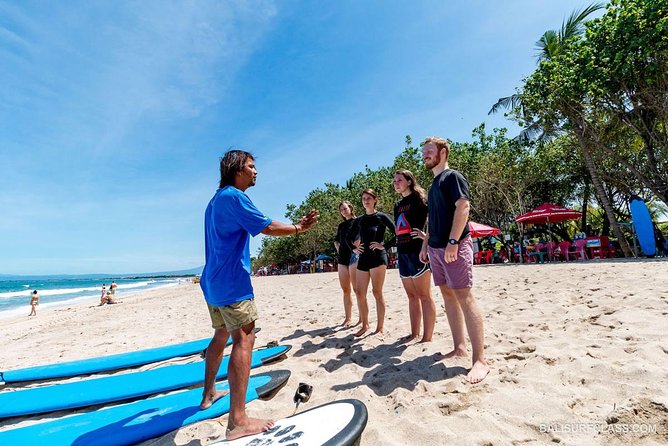 The best surf lessons in Kuta - Meeting the instructor at Kuta Beach