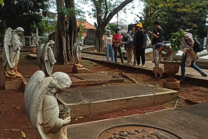The Secret Society of Batavia - Walking Tour - A short rest at Gambir Train Station