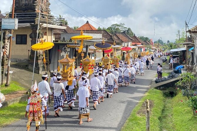 Ubud: Downhill Cycling with Volcano, Rice Terraces and Meal - Lunch in Banjar Laplapan