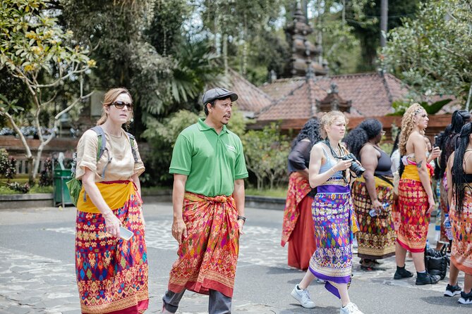 Ubud Small Group Tour: Monkey Forest, Tegalalang Rice Terraces and more - Lunch, local food, and a short market stop