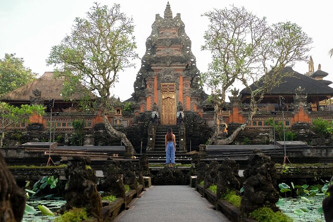 Ubud: Waterfall, Rice Terraces, and Monkey Forest Private Tour - Cooling off at Tegenungan Waterfall