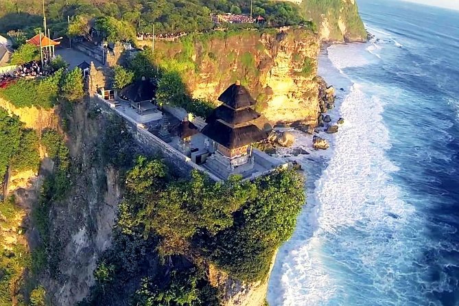 Uluwatu Temple, Beaches and Southern Bali Tour - Uluwatu Temple on the cliff edge