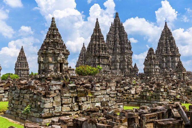 Yogyakarta: Borobudur Climb-up & Prambanan Day Trip All Inclusive - The long ride to Prambanan